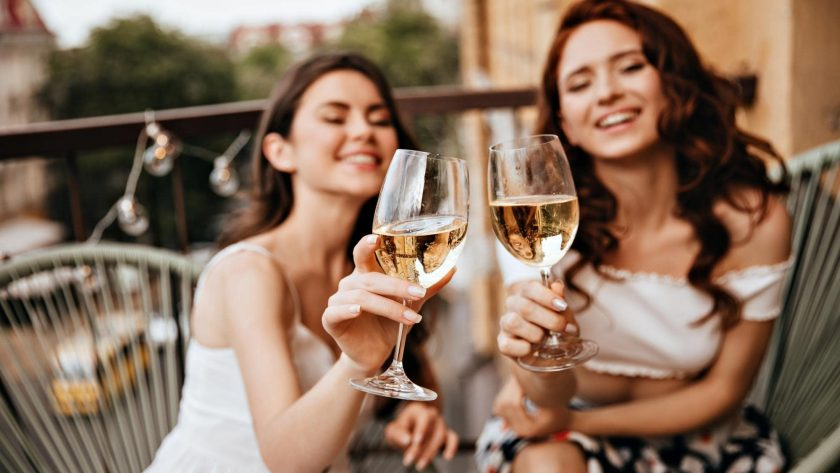 Zoete witten wijn op het terras bestellen
