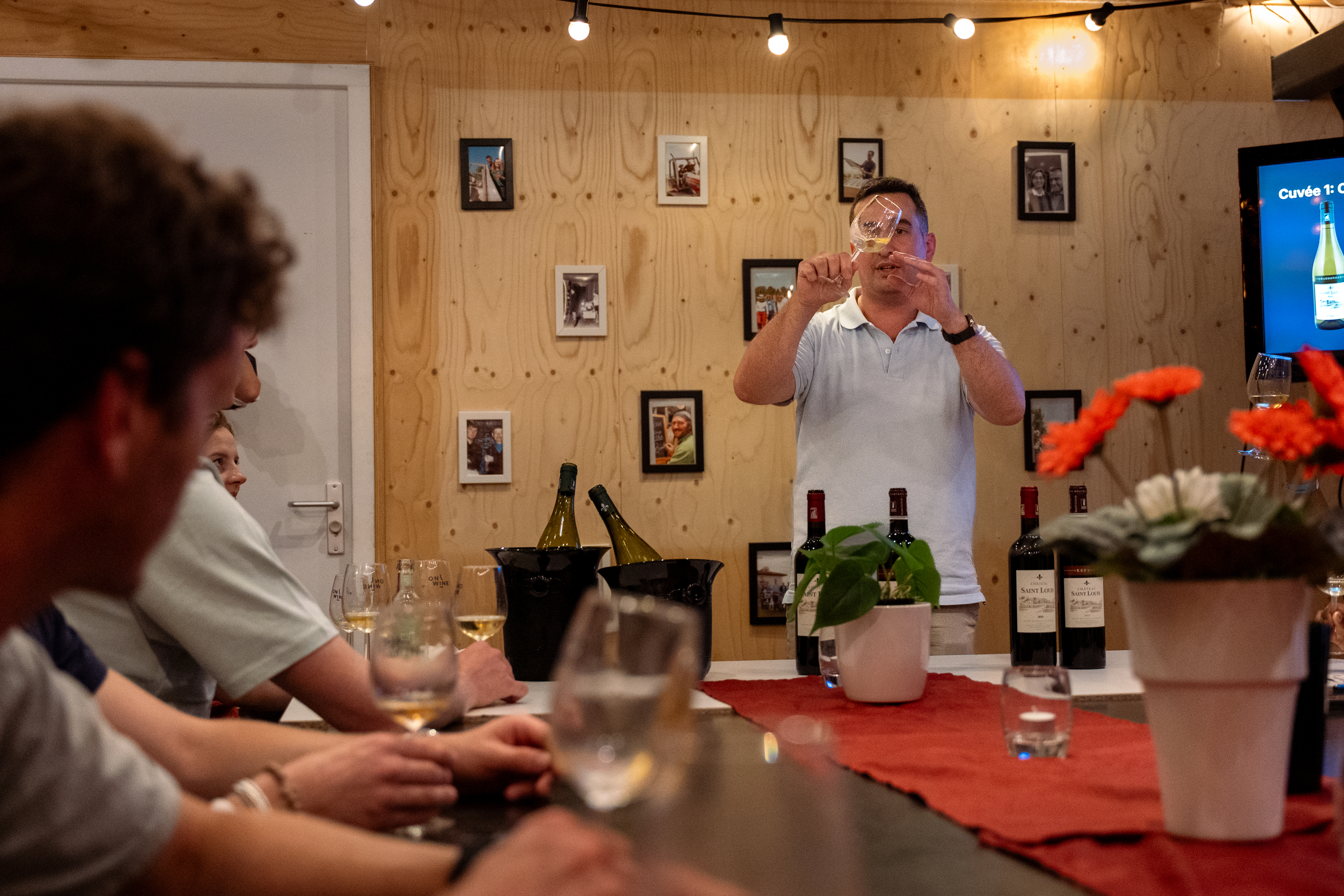 Wijnmaker met een glas wijn in de hand op het wijnfestival in Utrecht
