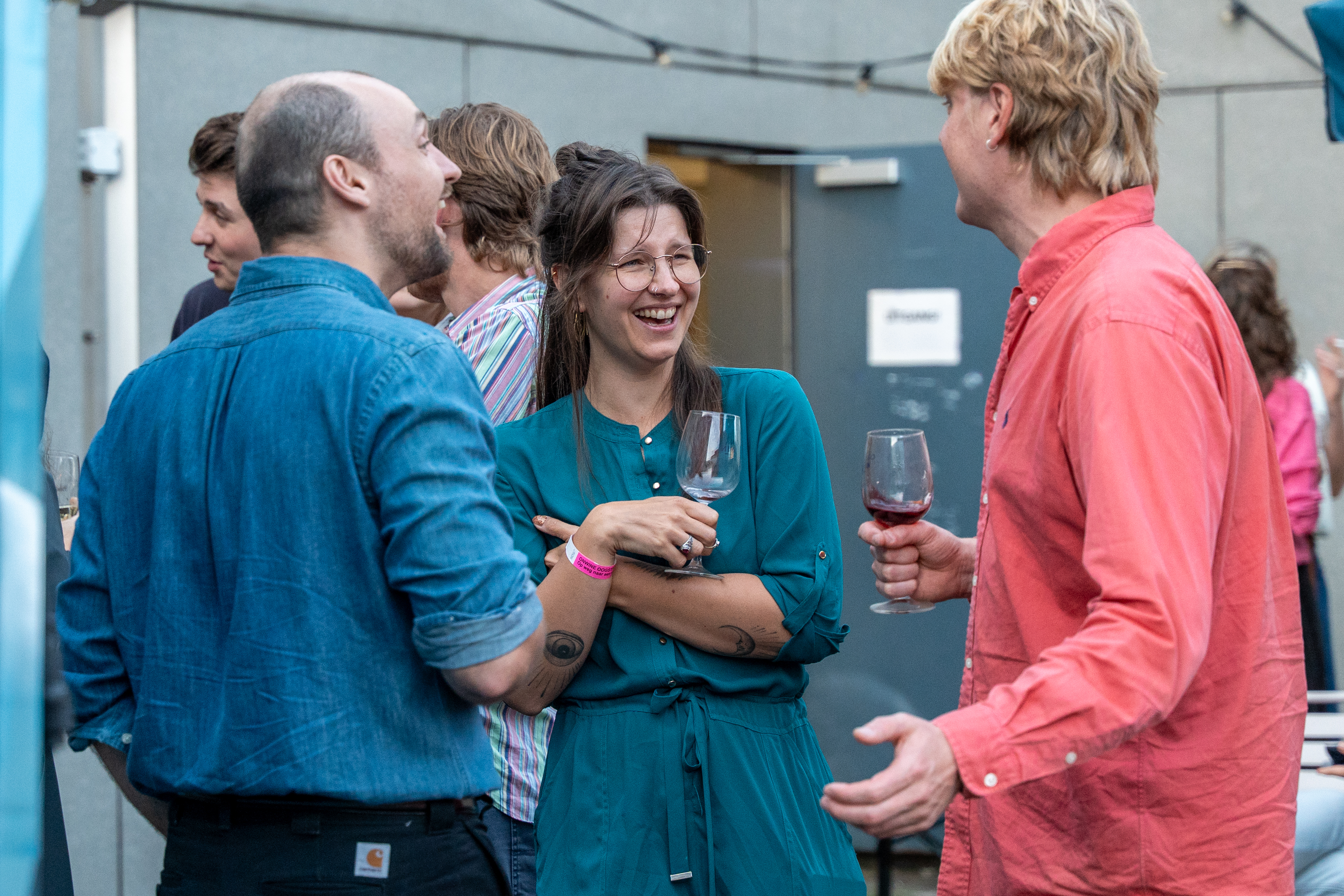Wijnmaker in gesprek met een bezoeker op het wijnfestival in Utrecht