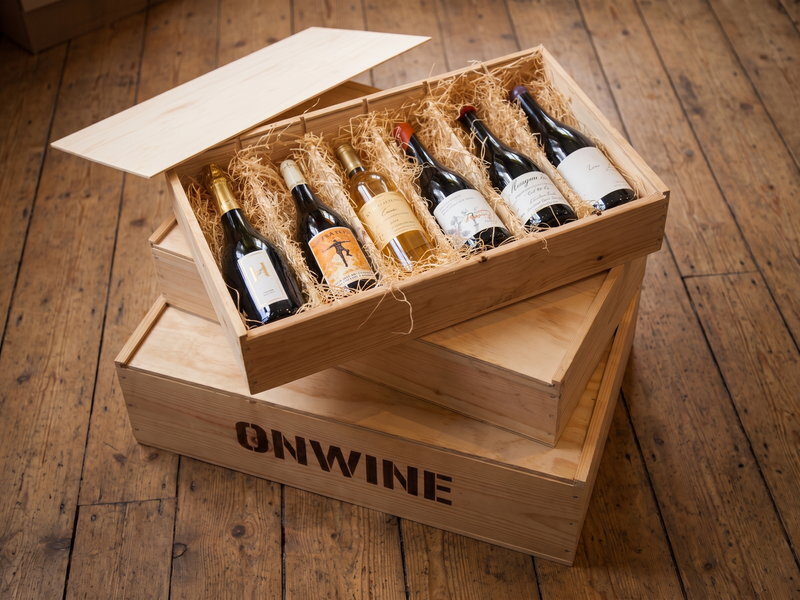 Zakelijk kerstpakket met zes flessen wijn in een houten ONWINE-kist