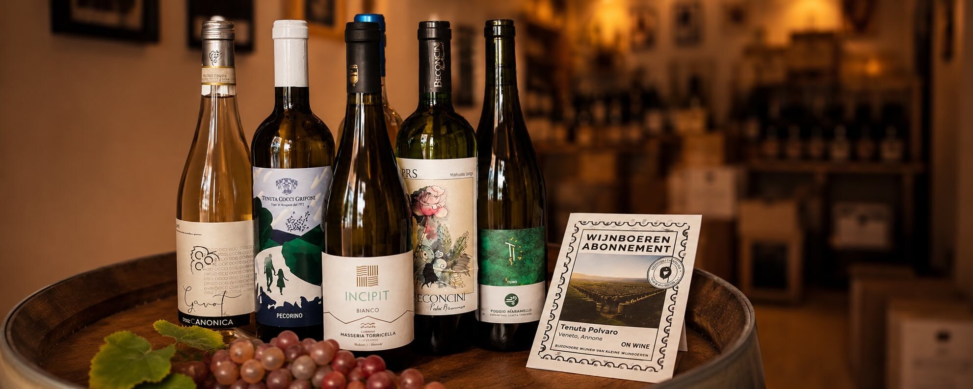 Wijnen van kleine wijnboeren met de kaart van het ONWINE Wijnboeren Abonnement op een wijnvat